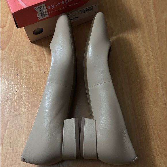 Easy Spirit Women's Beige Flats - Picture 5 of 11